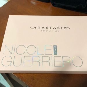 Anastasia beverly hills. Glow kit